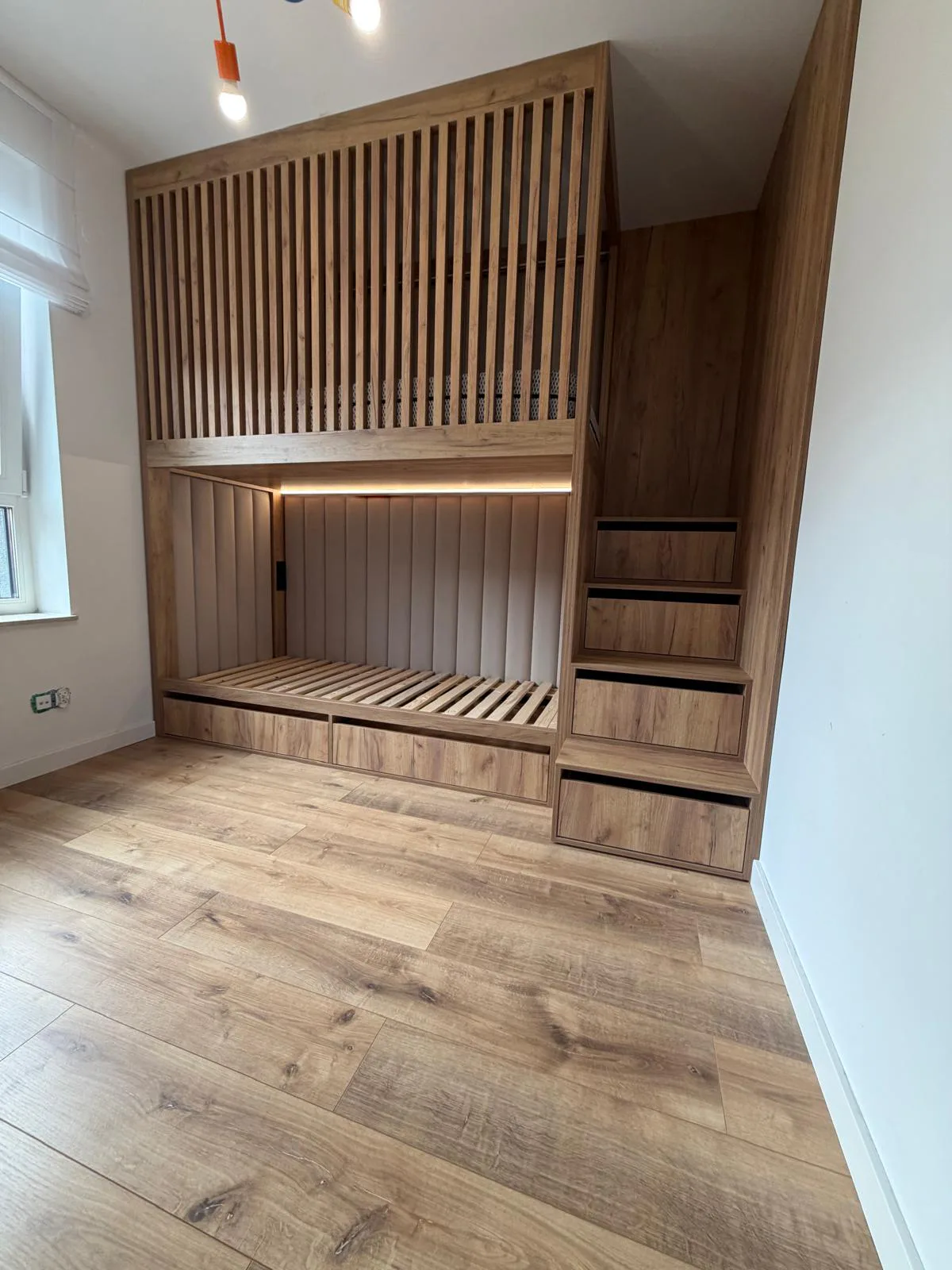 Alcôve de lit en bois avec rangements et éclairage intégré