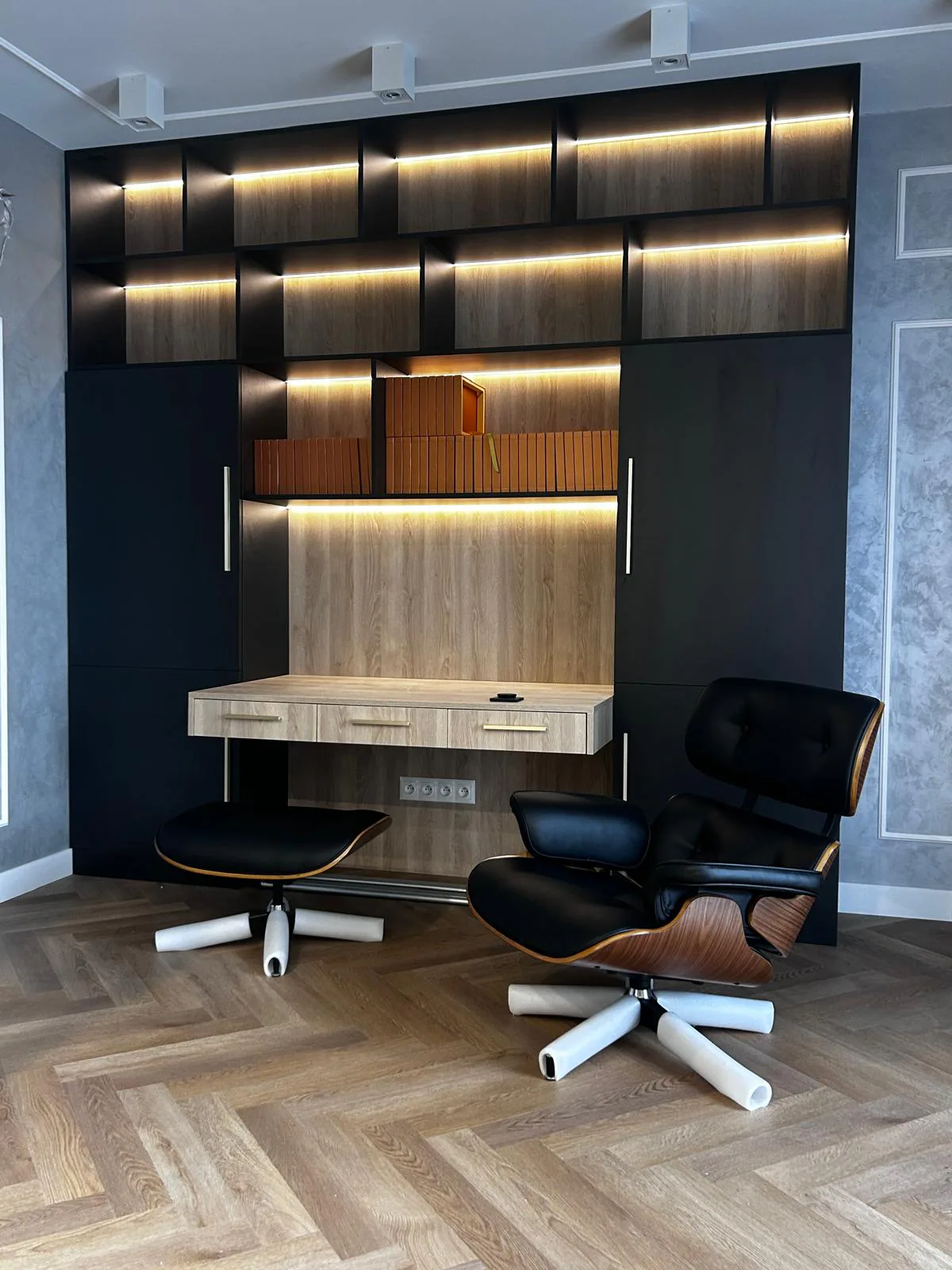 Bureau mural en bois encadré de rangements bleu profond