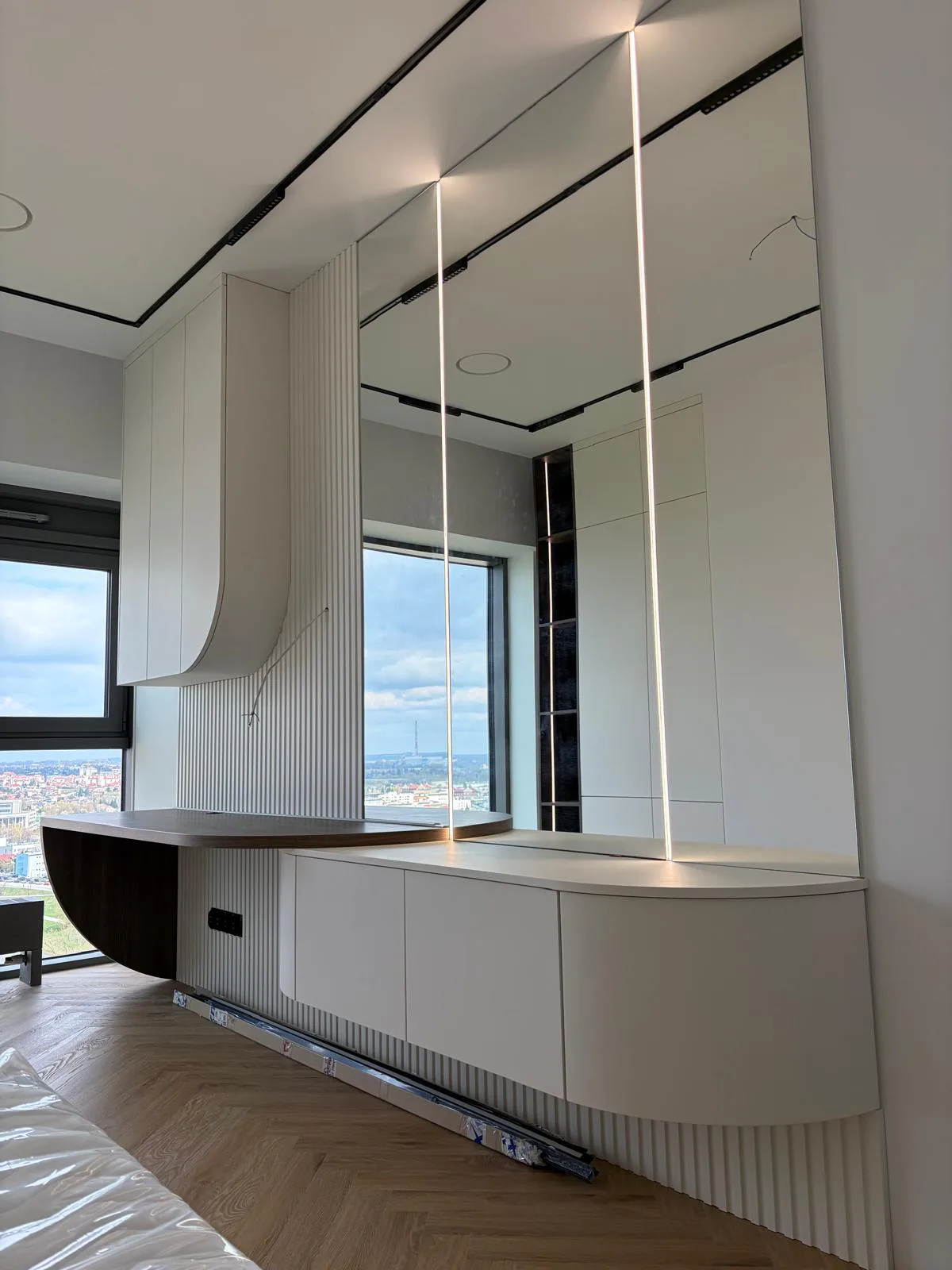 Coiffeuse sur mesure blanche avec miroirs et rangements