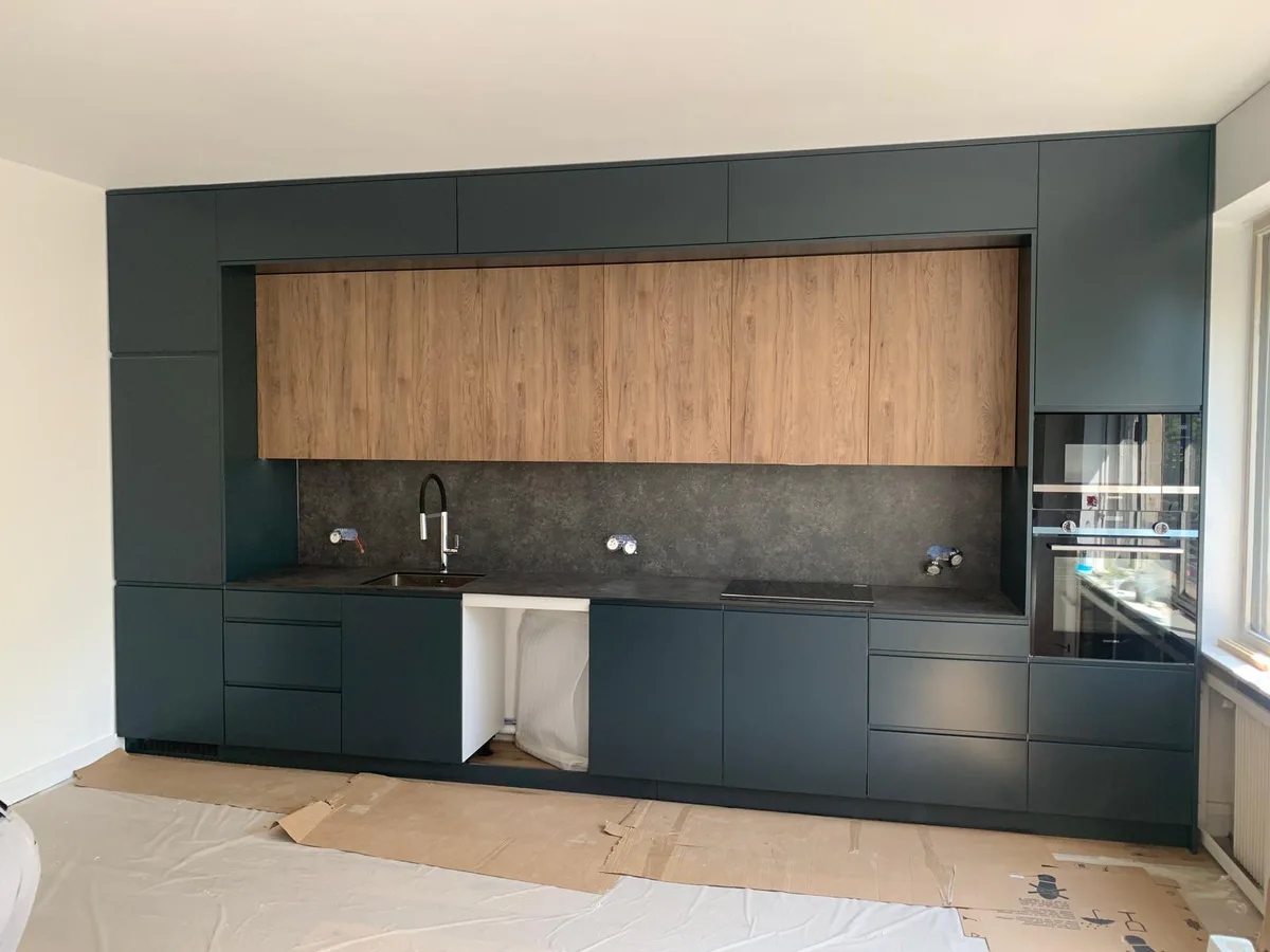 Cuisine bleu nuit avec façade centrale en bois