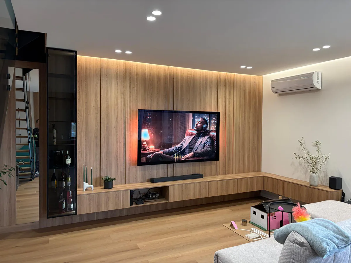 Meuble TV mural en bois avec rangements vitrés éclairés