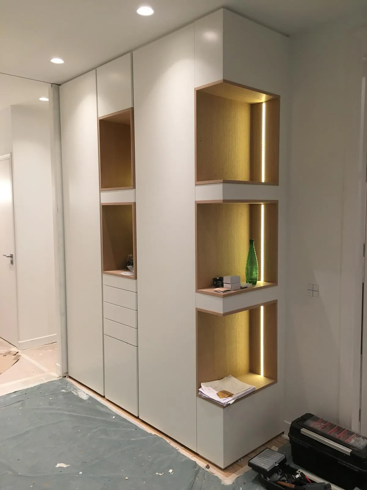Rangements blancs avec niches décoratives rétroéclairées