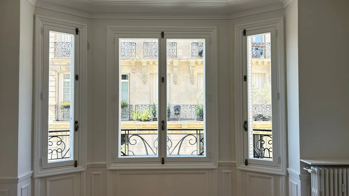 Bow-window composé de trois fenêtres en bois