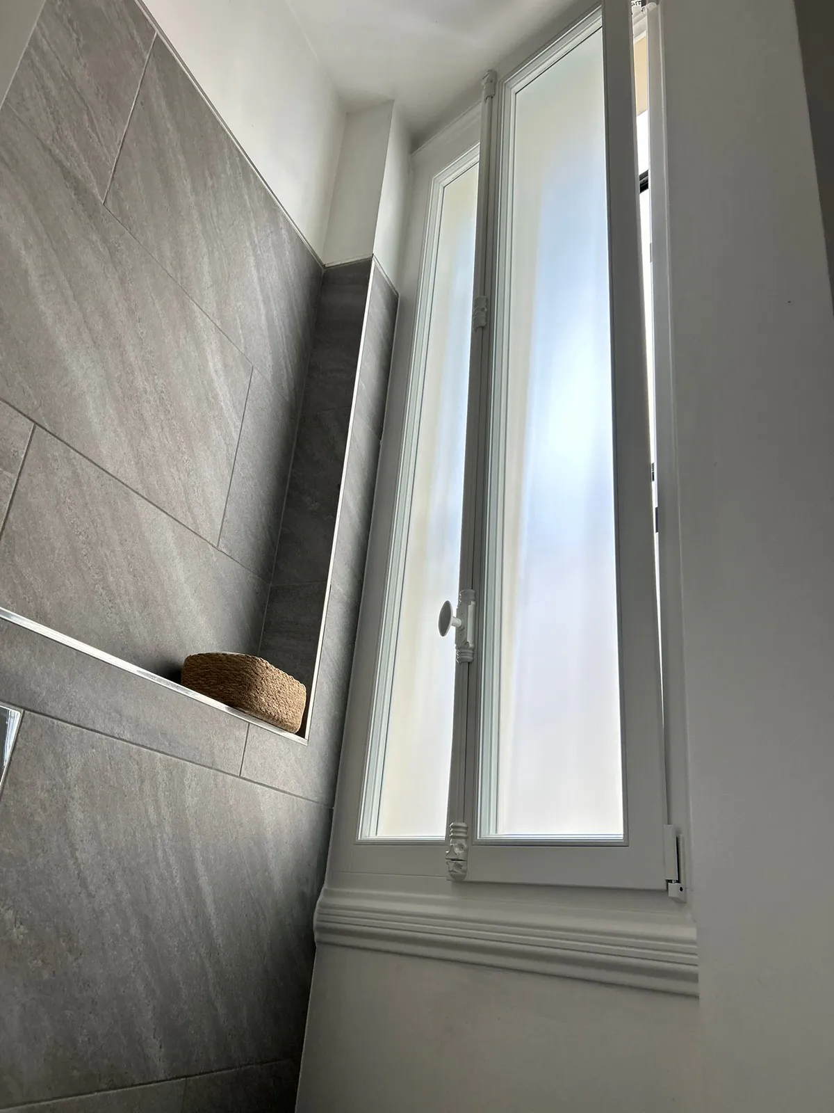 Fenêtre à vitrage dépoli dans une salle de bain