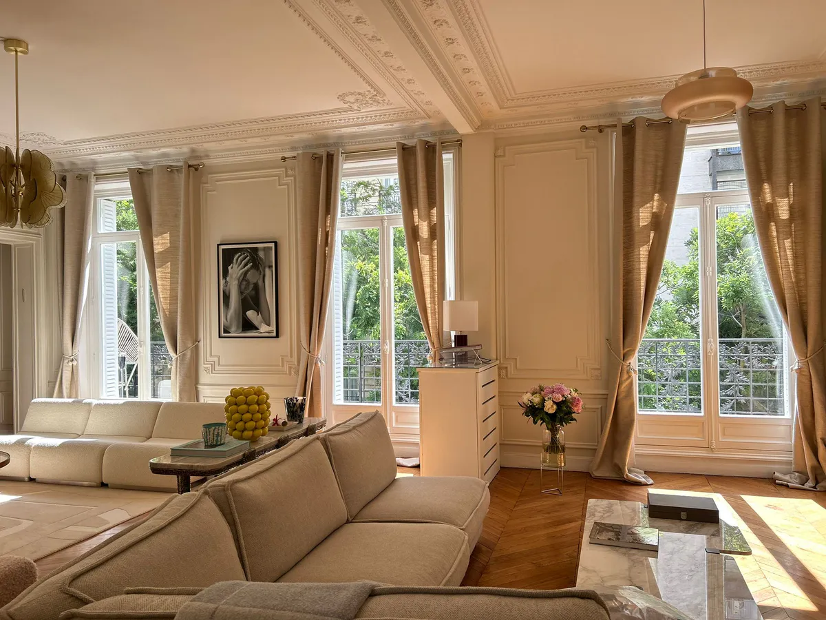 Grand salon avec fenêtres en bois